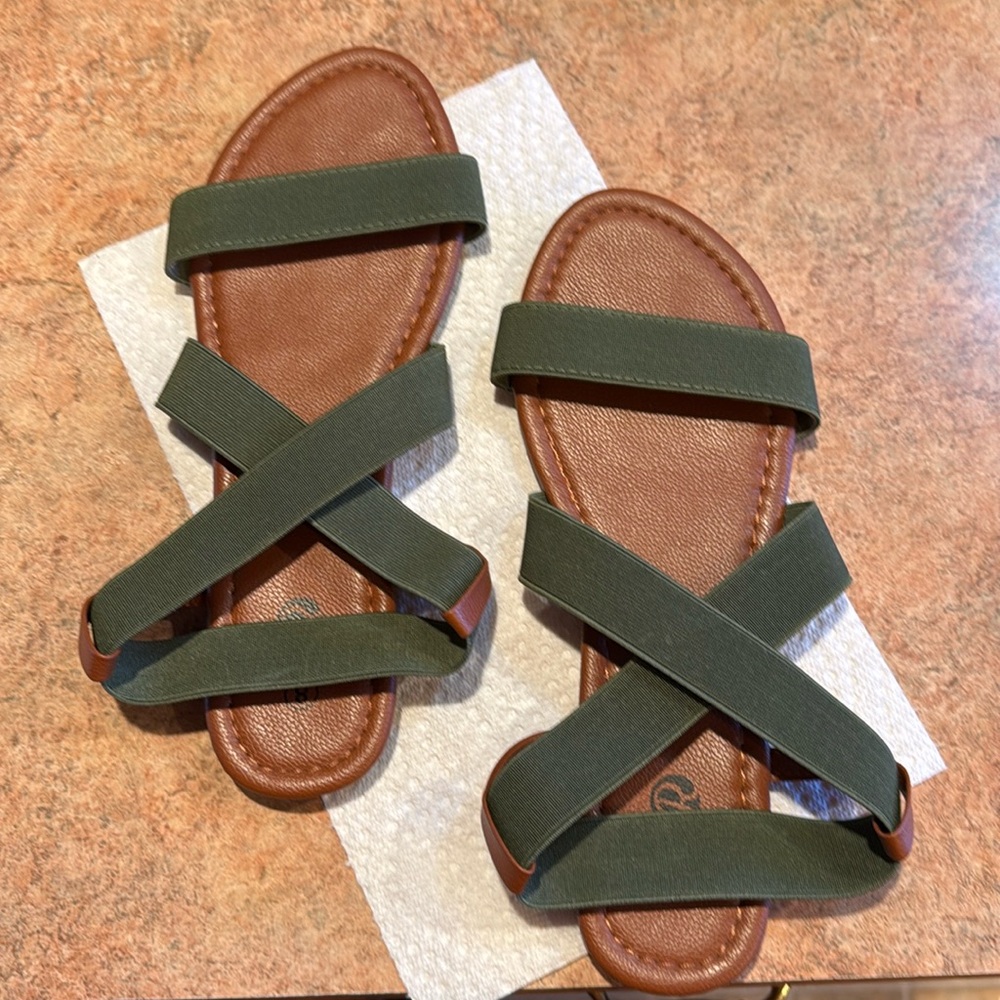 R sandals, size 8